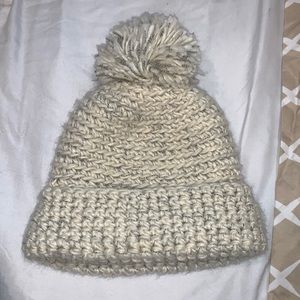 Winter/fall hat with pom